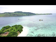 Play MP4 - Putri Cinta in 'Good Times and Tan Lines' film