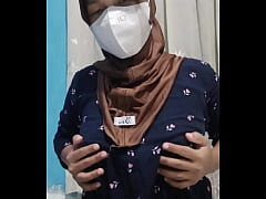 Play MP4 - Mahasiswi hijab cantik masturbasi ketika rumah sedang sepi