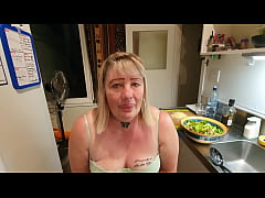 Play MP4 - &commat;carapornstar trashy Kiwi MILF repeatedly kicked in the cunt by her Master