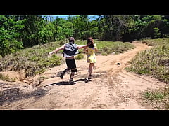 Play MP4 - Casal vai acampanhar no Hallowen e sua esposa acaba sendo fodida pelo Canibal