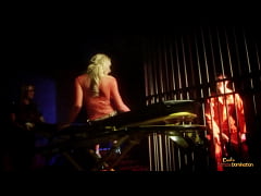 Play MP4 - Two blonde MILFs want to fuck with a prisoner together