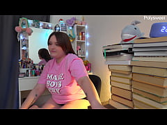 Play MP4 - Russian actress shoots solo backstage video