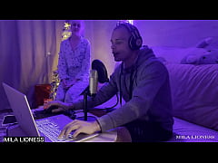 Play MP4 - The stepson sweetly fucked a wet&comma; insatiable stepmom for interfering in a video game stream