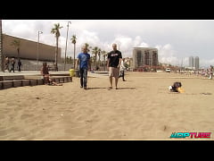 Play MP4 - ADPTUBE - Dos pollas enormes para la mulata