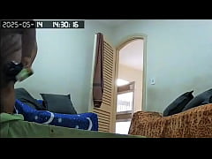 Play MP4 - Camera escondida flagra empregada arrumando casa pelada com sua grande buceta