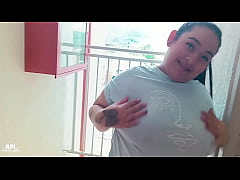 Play MP4 - La puta de mi vecina siempre sale a la puerta mostrando su enorme culo&comma; pero esta vez me lo pude follar hasta llenarselo de creampie