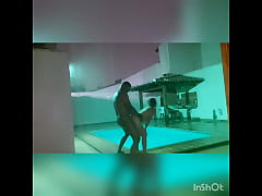 Play MP4 - Comendo a gostosa da Bruna Santiny em frente a piscina na chuva