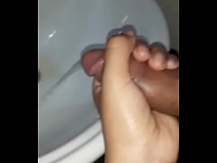 Play MP4 - Lo masturbo hasta hacerlo orinar part 2