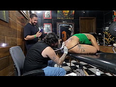 Play MP4 - Essa morena fez uma tatuagem no lugar que todo tatuador adoraria