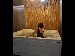 Play MP4 - Teasing in the jacuzzi