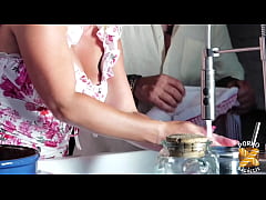 Play MP4 - Irina&comma; blonde aux gros seins&comma; se fait cuisiner les fesses