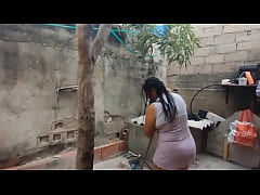 Play MP4 - Veo a mi vecina que tiene un gran culo mientras su marido no est&aacute; en casa&period; Espero que no se d&eacute; cuenta de que estoy mirando a su esposa&period;