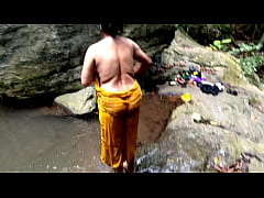 Play MP4 - बुड्डी चाची को जंगल में तालाब में नहाते टाइम पब्लिक के बीच चुदाई किया