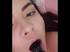 Play MP4 - Novinha gostosa ficando nua e usando seus brinquedos - Parte 3