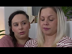 Play MP4 - Ersties&colon; Studentin von blonder Freundin regelrecht verw&ouml;hnt