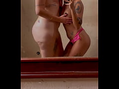 Play MP4 - Ninfetinha se exibindo no espelho a amiga n&atilde;o resistiu e mostrou o que sabe com a boca