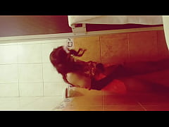 Play MP4 - Vanessa travesti se masturba en la ducha