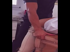 Play MP4 - El plomero me folla por propina extra arregla mi tuber&iacute;a y la ca&ntilde;eria de mi culo