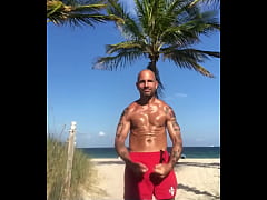 Play MP4 - FLEXING AT BEACH