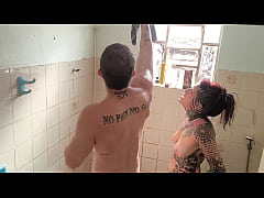 Play MP4 - quem nunca sonhou foder a meia-irma no banho &quest;