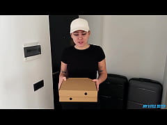 Play MP4 - The Cute Courier Turned Out To Be A Pervert - Fucked Her And Cum In Her Mouth To Pay For Pizza