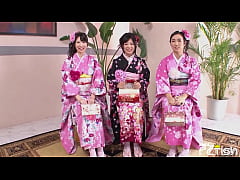 Play MP4 - Three Japanese teens tease with their gorgeous bodies