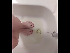 Play MP4 - Pissing in my pajamas all over my feet