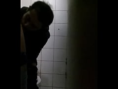 Play MP4 - Carinha chupando o outro no banheir&atilde;o