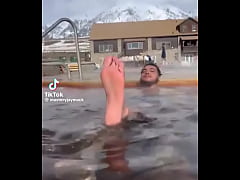 Play MP4 - Someone get me and this mans feet alone in a room plz