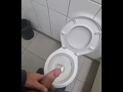 Play MP4 - Batendo uma no banheiro da esta&ccedil;&atilde;o&period;