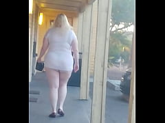 Play MP4 - Walking at motel&period;