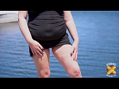 Play MP4 - Leila&comma; milf coquine&comma; se fait prendre par deux queues