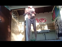 Play MP4 - exhib BDSM &lpar;tetons et couilles&rpar; dans chiottes d'une aire de repos