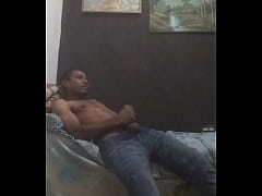 Play MP4 - Moreno em seu quarto fazendo o que as mulheres gostam de ver