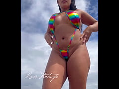 Play MP4 - Kriss Hotwife na praia de micro biqu&iacute;ni