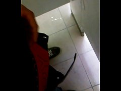 Play MP4 - Jalandomela en los ba&ntilde;os del trabajo