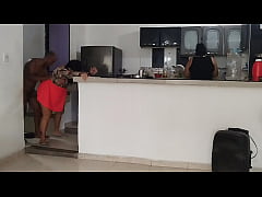 Play MP4 - Padrastro pervertido se folla a su hijastra delante de su hermana gemela sin que ella se d&eacute; cuenta&comma; &eacute;l es su cuidador