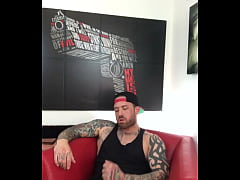 Play MP4 - Jordan Levine Jerking on Couch