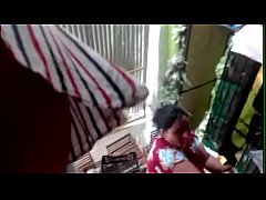 Play MP4 - Espiando vajo faldas maduritas