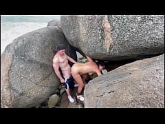 Play MP4 - Escondida nas rochas com o personal