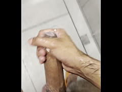 Play MP4 - Masturb&aacute;ndome en el ba&ntilde;o del gym