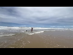 Play MP4 - Casal faz putaria na praia na frente dos amigos&period;