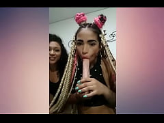 Play MP4 - Modelos web cam chupando un consolador