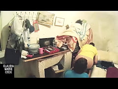 Play MP4 - Una casa llena de basura y una pareja a la que no le gusta tener sexo entre suciedad