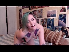 Play MP4 - She loves bad music and cumming