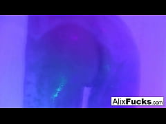 Play MP4 - Sexy showering off with Alix Lynx