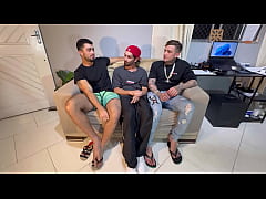 Play MP4 - Encontrando os parceiros antigos de escola