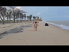 Play MP4 - DUAS GOROTAS LESBICAS BRICANDO NA PRAIA FORAM APANHADAS POR UM TURISTA E TIVERAM SEUS CUZINHOS FUDIDOS