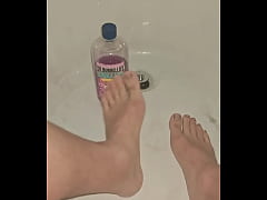 Play MP4 - Rando Nude Bathing and Feet Fetish