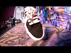 Play MP4 - Giganta dominando escravo de p&eacute;s - Giantess Dominates Foot Slave